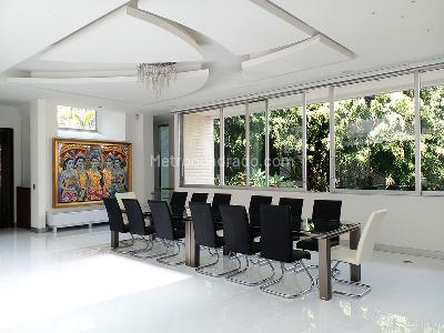 Casa de 5 alcobas en venta en El Poblado, Medellín, 960 m² · foto 3 de 19
