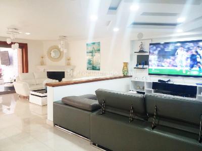Casa de 3 alcobas en venta en El Poblado, Medellín, 430 m² · foto 2 de 18