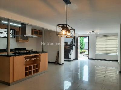 Casa de 4 alcobas en venta en El Poblado, Medellín, 234 m² · foto 3 de 18