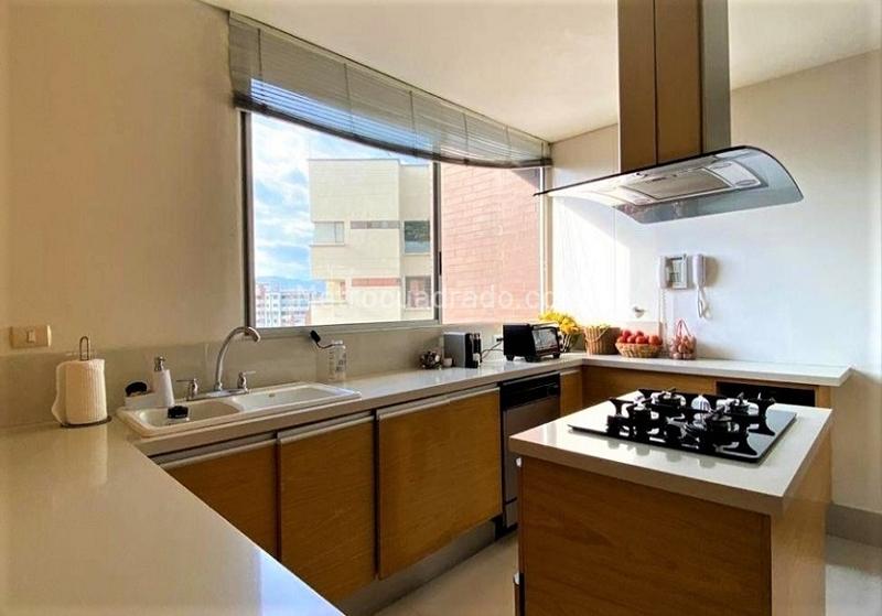 Spacious 4BR Apartment in Los Gonzales, El Poblado - 7