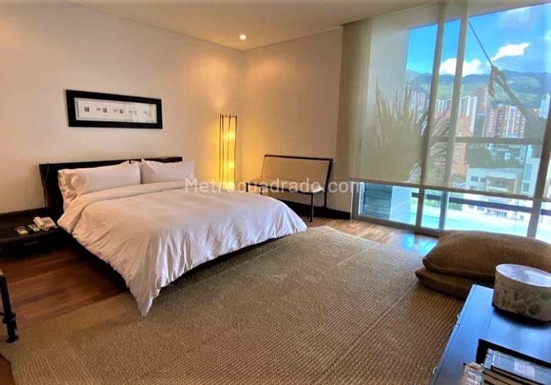 Spacious 4BR Apartment in Los Gonzales, El Poblado - 9