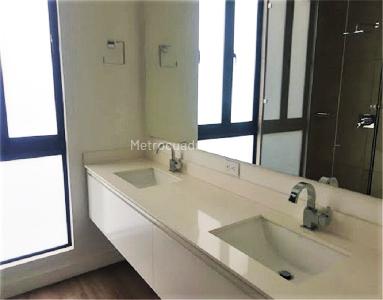 Apartamento de 3 alcobas en venta en El Castillo, Medellín, 220 m² · foto 10 de 12