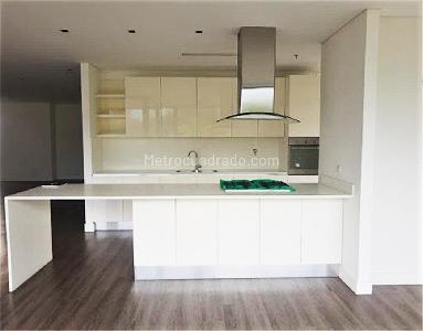 Apartamento de 3 alcobas en venta en El Castillo, Medellín, 220 m² · foto 3 de 12