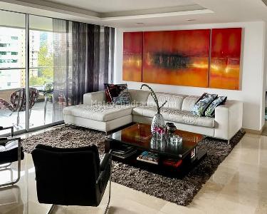 Apartamento de 3 alcobas en venta en El Poblado, Medellín, 240 m² · foto 2 de 18