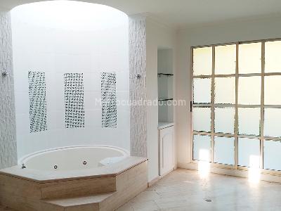 Casa de 4 alcobas en arriendo en El Poblado, Medellín, 450 m² · foto 13 de 17