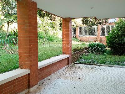 Casa de 4 alcobas en arriendo en El Poblado, Medellín, 450 m² · foto 16 de 17
