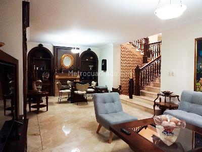 Casa de 5 alcobas en arriendo en El Poblado, Medellín, 650 m² · foto 2 de 19