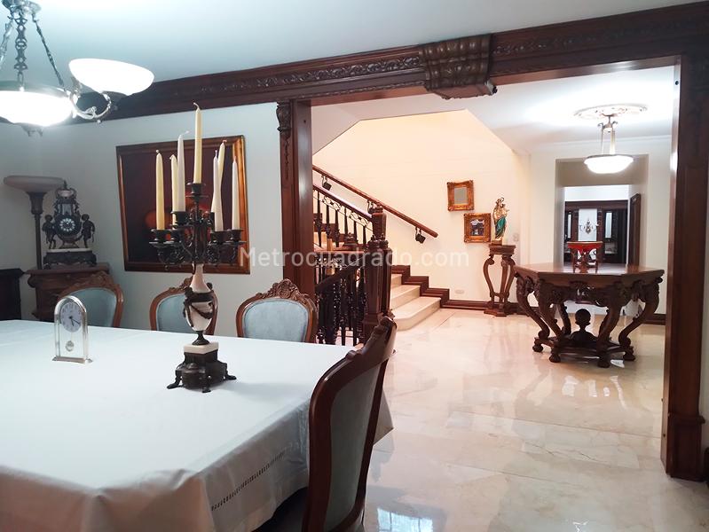 Casa Elegante de 5 Alcobas con Jardín en El Poblado - 3