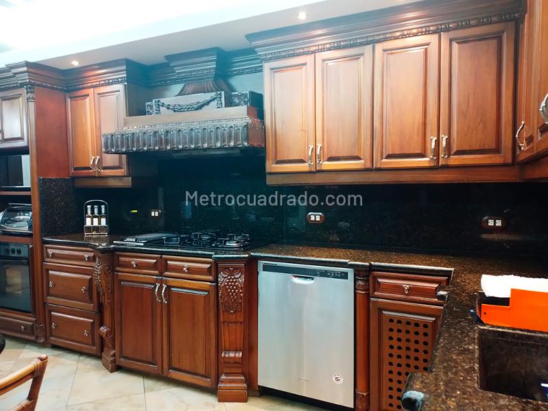 Casa Elegante de 5 Alcobas con Jardín en El Poblado - 4