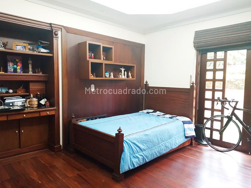 Casa Elegante de 5 Alcobas con Jardín en El Poblado - 8