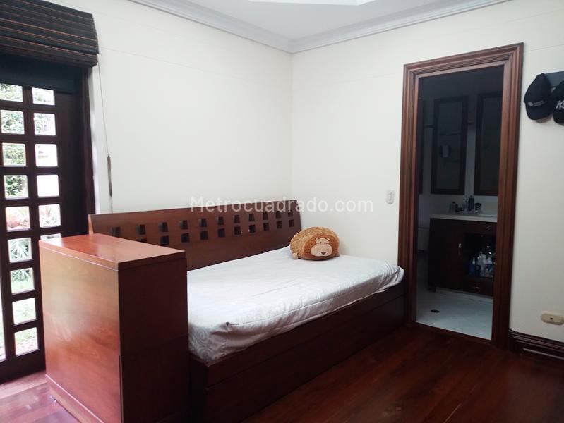 Casa Elegante de 5 Alcobas con Jardín en El Poblado - 9