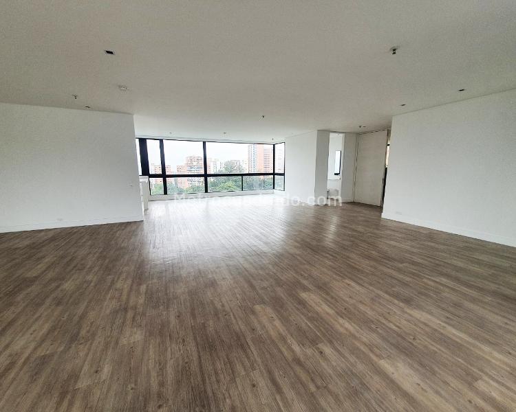 Apartamento Amplio de 3 Alcobas en El Poblado