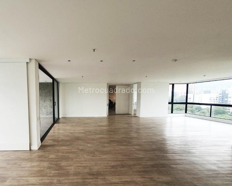 Spacious 3BR Apartment in El Poblado - 3