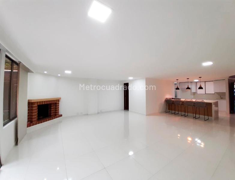 3BR House with Jacuzzi in El Poblado (Gated Unit) - 2