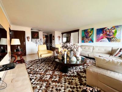 Apartamento en venta en El Poblado, Medellín · foto 2 de 17