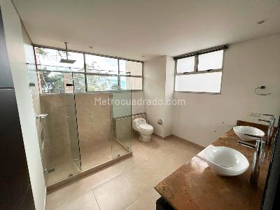 Apartamento de 3 alcobas en venta en El Poblado, Medellín, 223 m² · foto 12 de 15