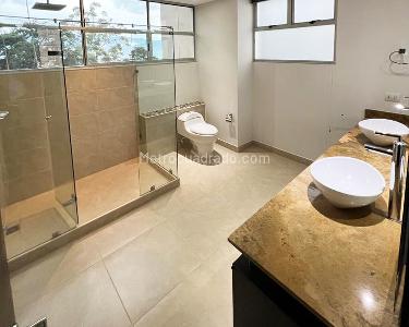 Apartamento de 3 alcobas en venta en El Poblado, Medellín, 223 m² · foto 13 de 15