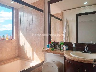 Apartamento de 3 alcobas en venta en El Poblado, Medellín, 230 m² · foto 18 de 19