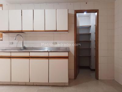 Apartamento de 3 alcobas en venta en El Poblado, Medellín, 229 m² · foto 4 de 14