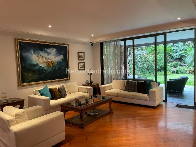 Casa Amplia de 3 Alcobas con Jardín en El Poblado