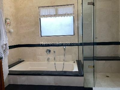 Casa de 3 alcobas en venta en El Poblado, Medellín, 433 m² · foto 14 de 18