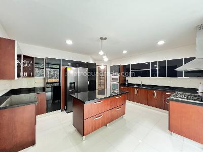 Casa de 5 alcobas en venta en El Poblado, Medellín, 1150 m² · foto 5 de 18