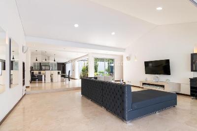 Casa de 5 alcobas en arriendo en Envigado, Envigado, 485 m² · foto 2 de 19