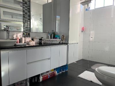 Apartamento de 3 alcobas en venta en El Poblado, Medellín, 150 m² · foto 18 de 19
