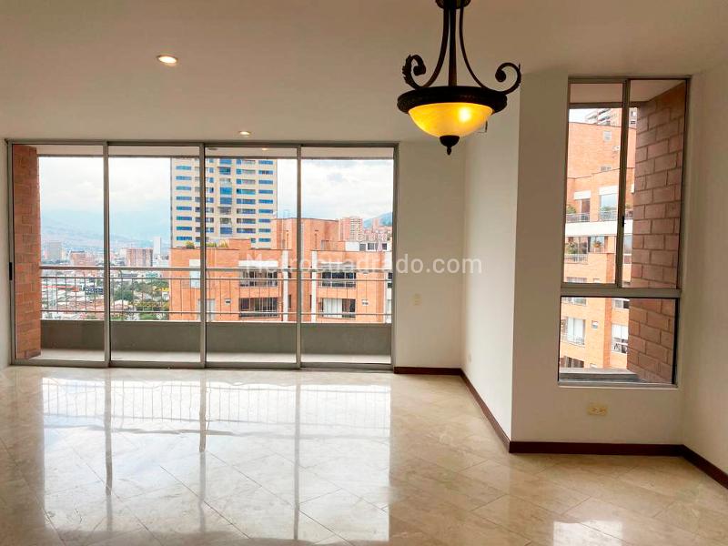Apartamento de 2 Alcobas con Balcón y Parqueadero Cubierto en El Poblado - 2