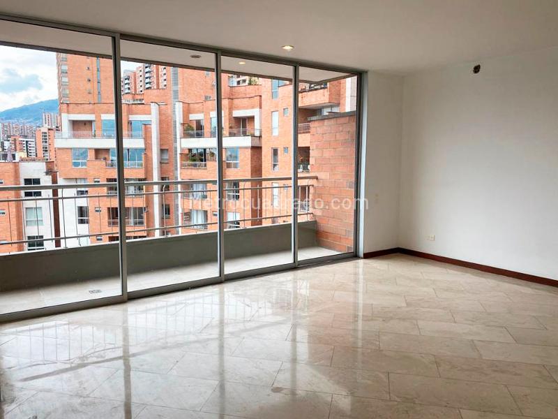 Apartamento de 2 Alcobas con Balcón y Parqueadero Cubierto en El Poblado - 4