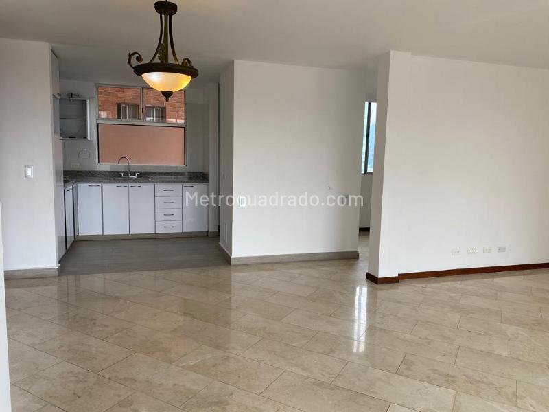 Apartamento de 2 Alcobas con Balcón y Parqueadero Cubierto en El Poblado - 5