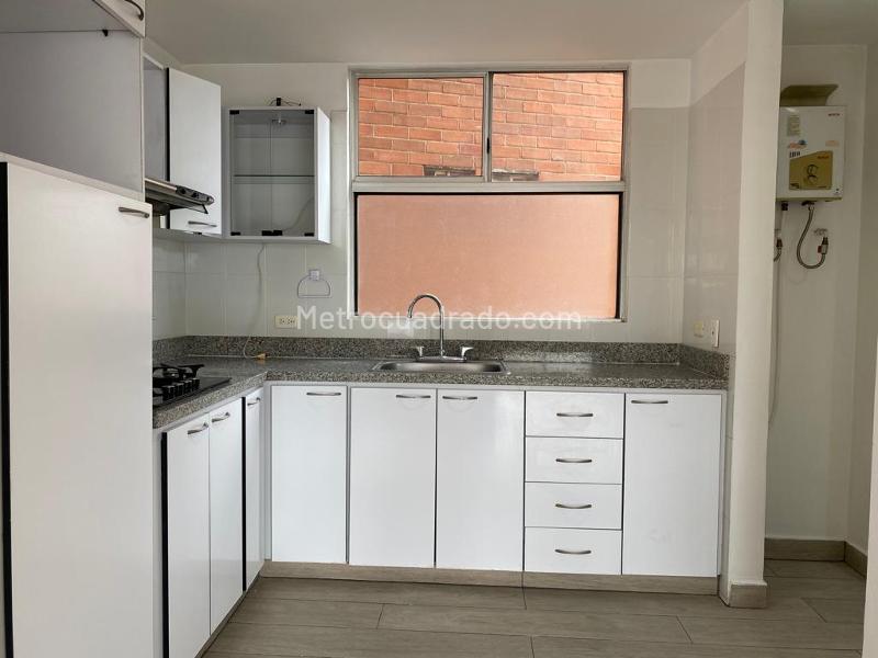 Apartamento de 2 Alcobas con Balcón y Parqueadero Cubierto en El Poblado - 6