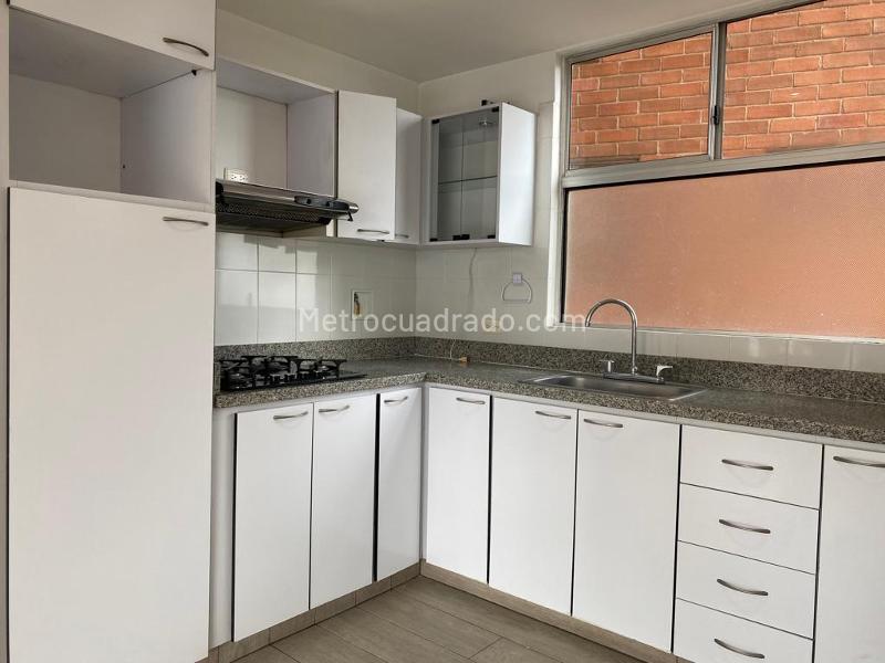 Apartamento de 2 Alcobas con Balcón y Parqueadero Cubierto en El Poblado - 7