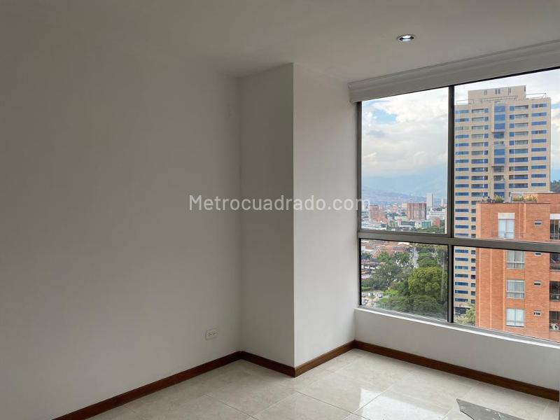 Apartamento de 2 Alcobas con Balcón y Parqueadero Cubierto en El Poblado - 9