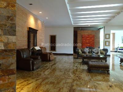 Casa de 5 alcobas en arriendo en Envigado, Envigado, 1000 m² · foto 2 de 20
