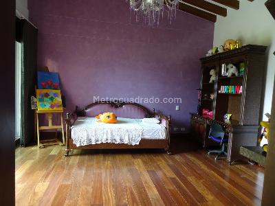 Casa de 5 alcobas en arriendo en Envigado, Envigado, 1000 m² · foto 9 de 20