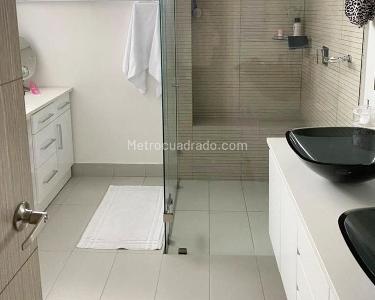 Apartamento de 3 alcobas en venta en El Poblado, Medellín, 240 m² · foto 17 de 18