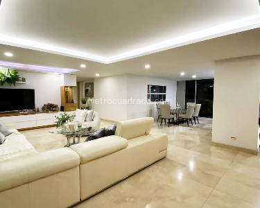 Apartamento de 3 alcobas en venta en El Poblado, Medellín, 240 m² · foto 2 de 18
