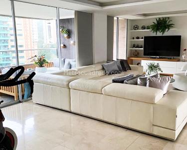 Apartamento de 3 alcobas en venta en El Poblado, Medellín, 240 m² · foto 3 de 18