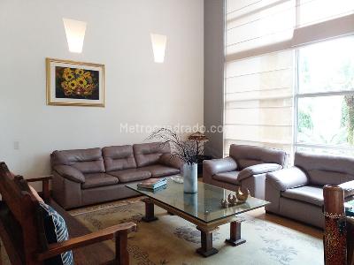 Casa de 3 alcobas en venta en El Poblado, Medellín, 550 m² · foto 2 de 18