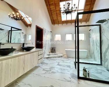 Casa de 5 alcobas en venta en El Poblado, Medellín, 400 m² · foto 13 de 17