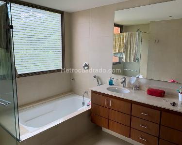 Apartamento de 3 alcobas en venta en El Poblado, Medellín, 224 m² · foto 10 de 11