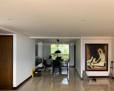 Apartamento de 3 alcobas en venta en El Poblado, Medellín, 224 m² · foto 2 de 11
