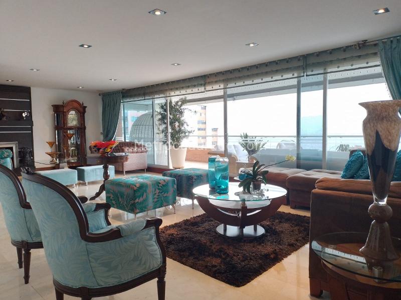 Apartamento Amoblado de 4 Alcobas en El Poblado