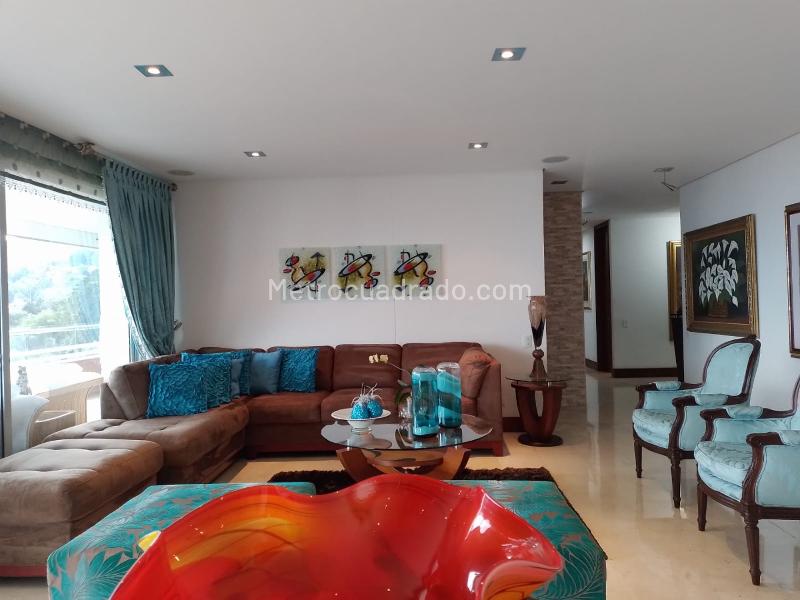 Apartamento Amoblado de 4 Alcobas en El Poblado - 3