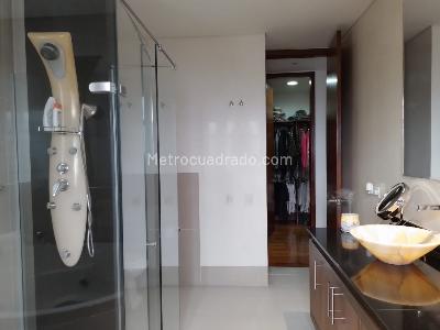 Apartamento de 4 alcobas en arriendo en El Poblado, Medellín, 410 m² · foto 15 de 18
