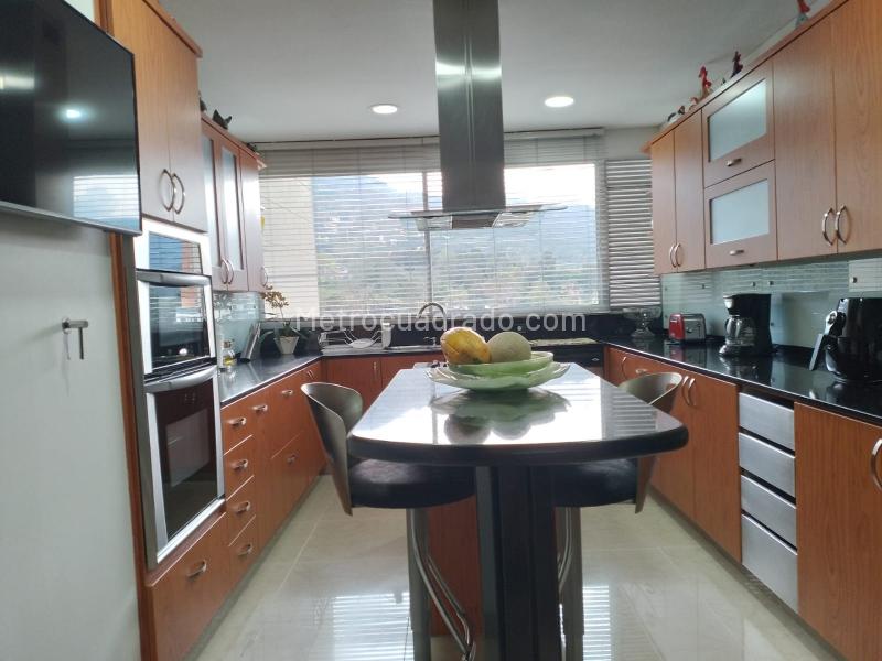 Apartamento Amplio de 4 Alcobas con Piscina en El Poblado - 6