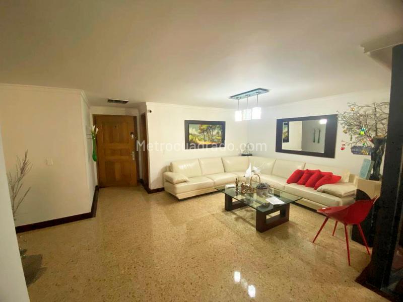 Apartamento Amoblado de 4 Alcobas con Piscina en El Poblado