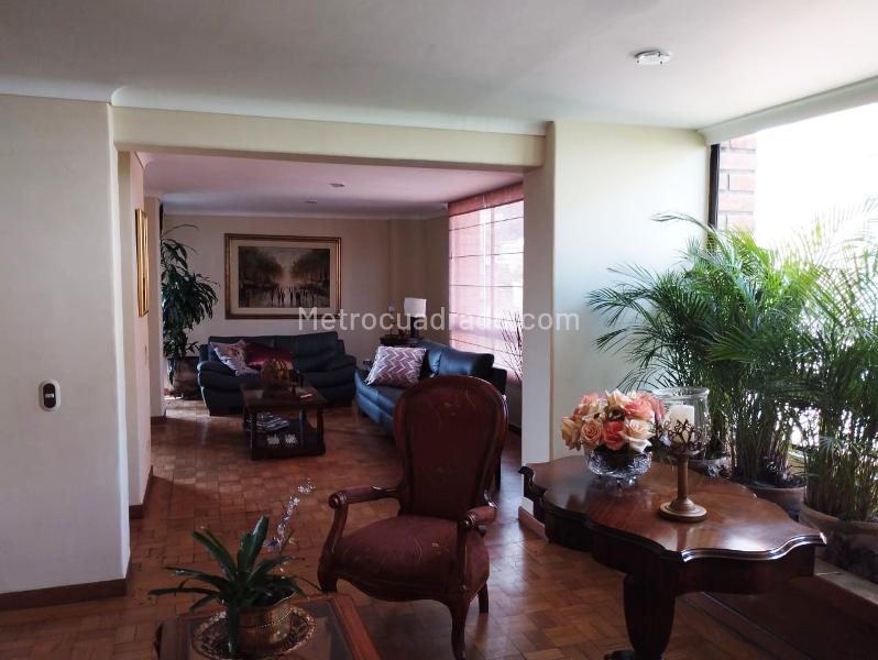 Spacious 4BR Apartment with Balcony in El Poblado - 3