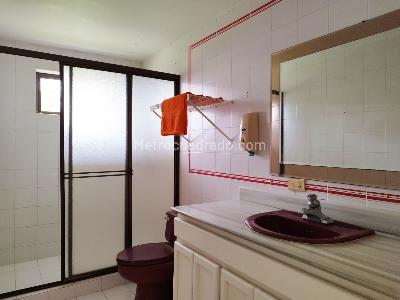 Casa de 5 alcobas en venta en Santa Elena, Medellín, 531 m² · foto 16 de 20